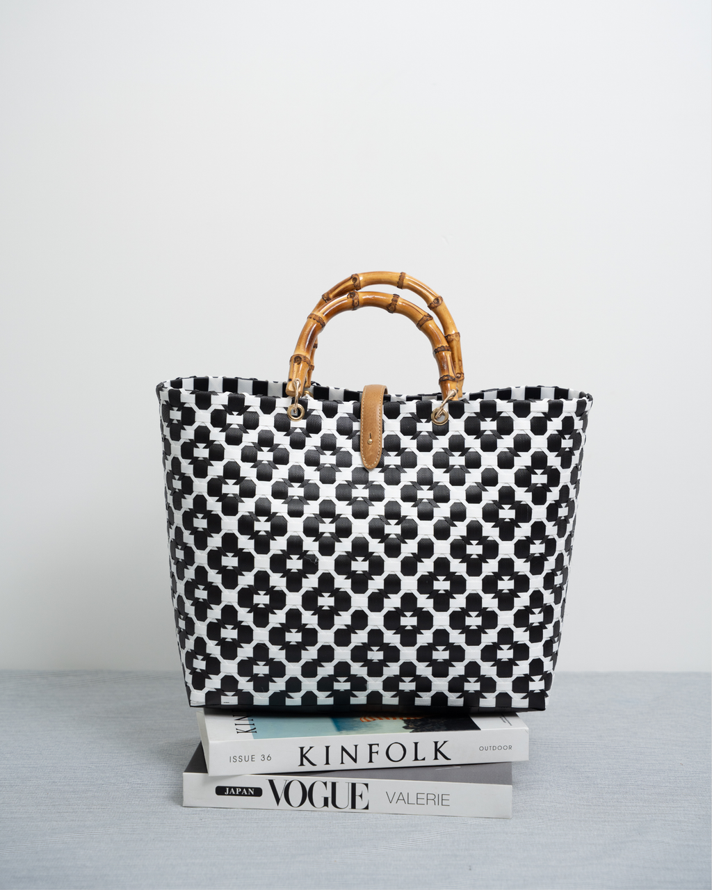 TÚI ĐI BIỂN ĐAN HOA VĂN THỦ CÔNG VỚI QUAI TRE TỰ NHIÊN