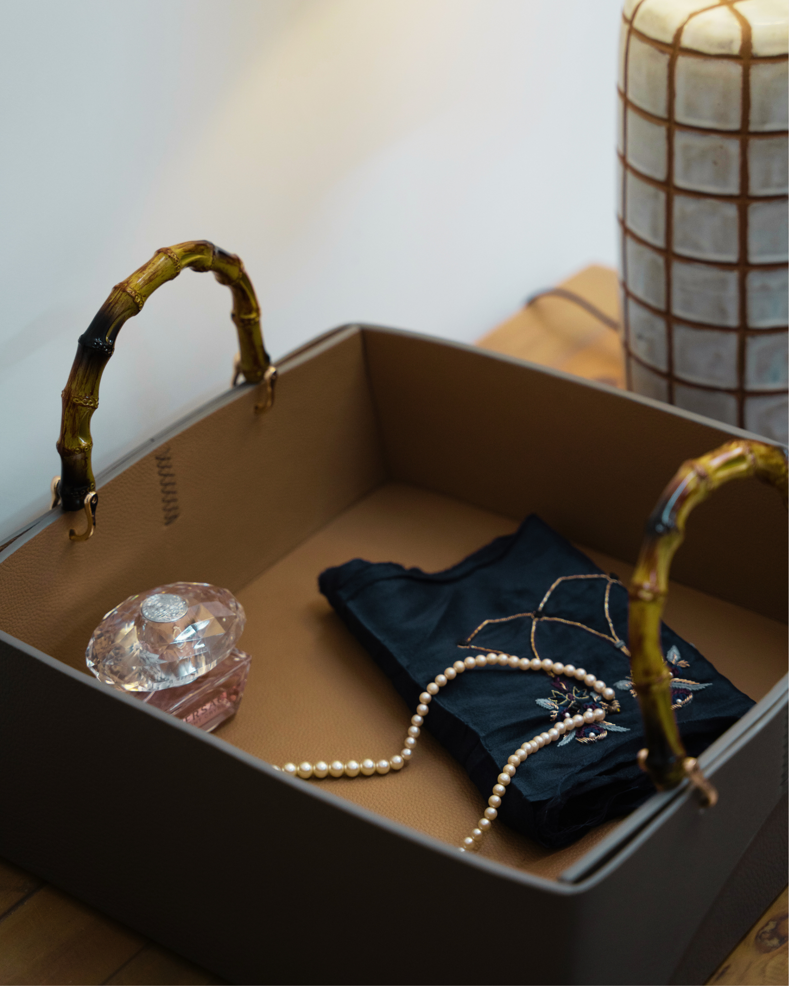 KHAY DA THỦ CÔNG VỚI TAY CẦM BẰNG TRE TỰ NHIÊN