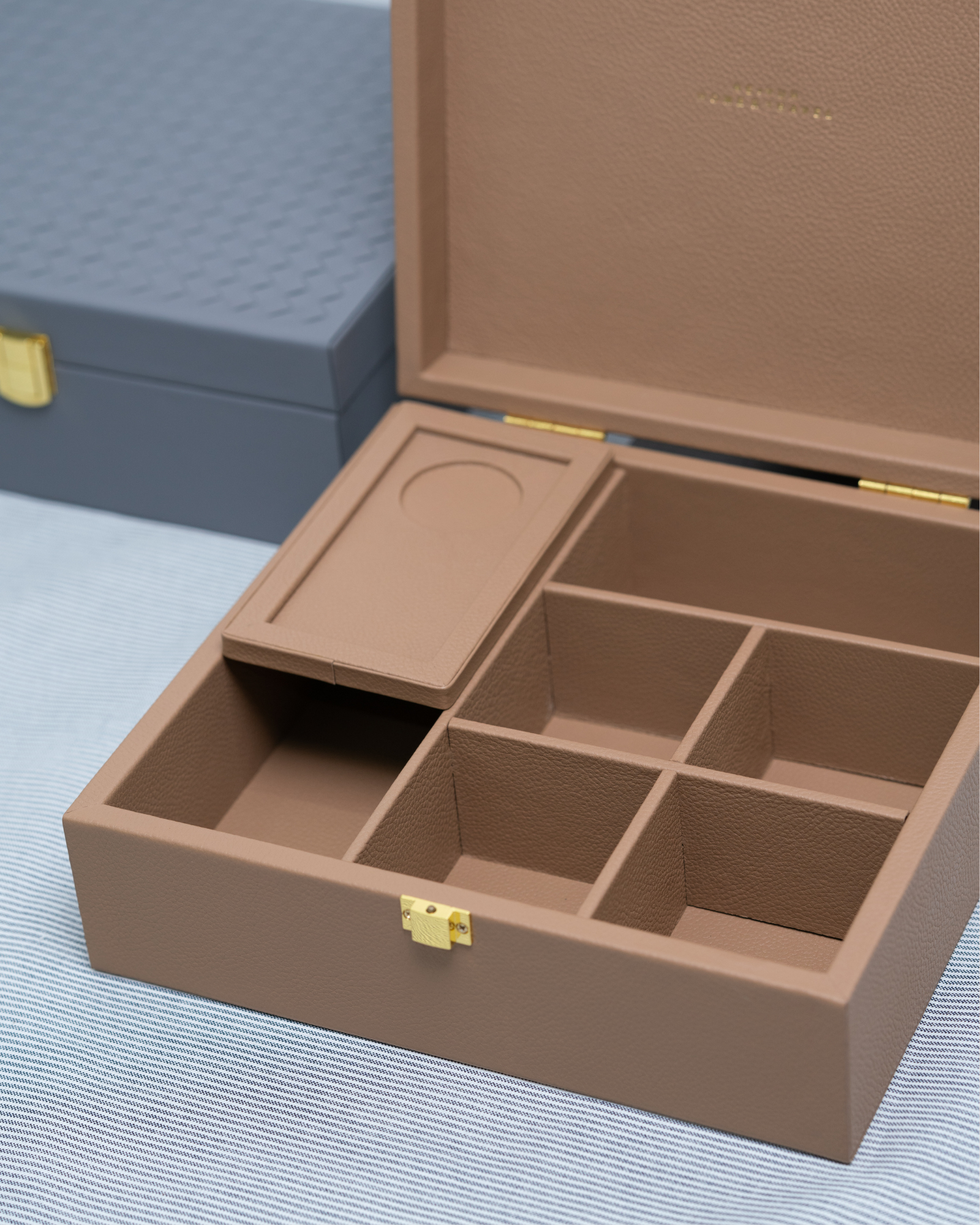 HỘP DA ĐỰNG TRÀ VÀ CÀ PHÊ VỚI CHI TIẾT NẮP ĐAN TINH TẾ