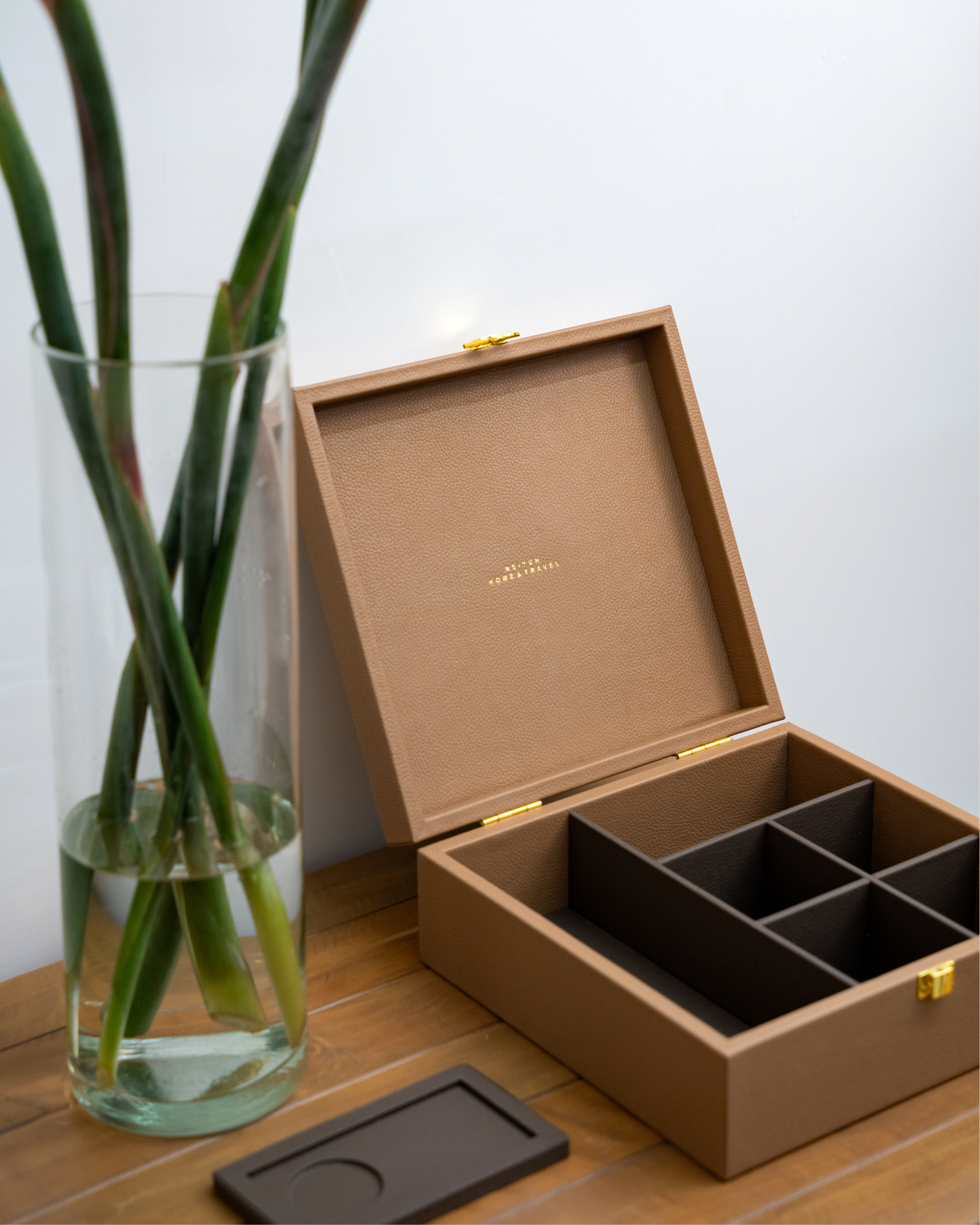 HỘP DA ĐỰNG TRÀ VÀ CÀ PHÊ VỚI CHI TIẾT NẮP ĐAN TINH TẾ