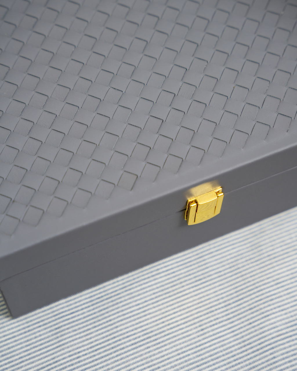 HỘP DA ĐỰNG TRÀ VÀ CÀ PHÊ VỚI CHI TIẾT NẮP ĐAN TINH TẾ