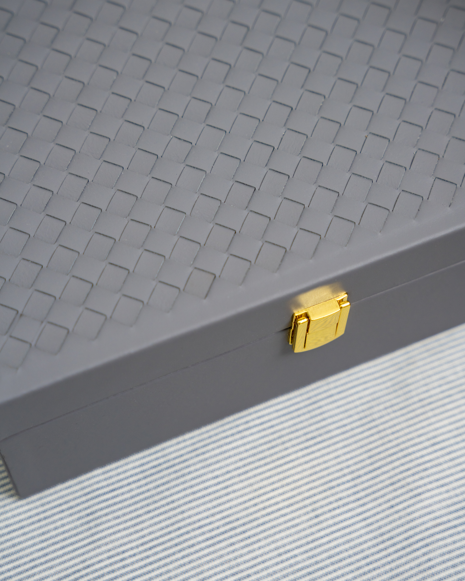 HỘP DA ĐỰNG TRÀ VÀ CÀ PHÊ VỚI CHI TIẾT NẮP ĐAN TINH TẾ