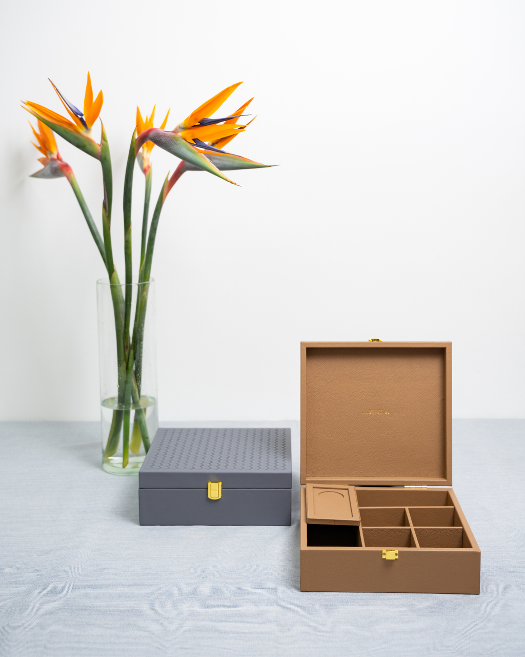 HỘP DA ĐỰNG TRÀ VÀ CÀ PHÊ VỚI CHI TIẾT NẮP ĐAN TINH TẾ